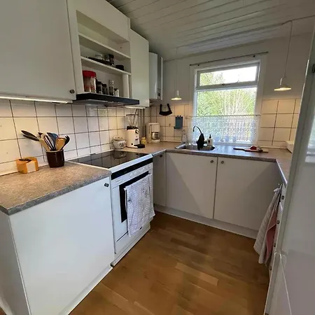 Charming Summer House With A Large Sunny Garden Hébergement de vacances *